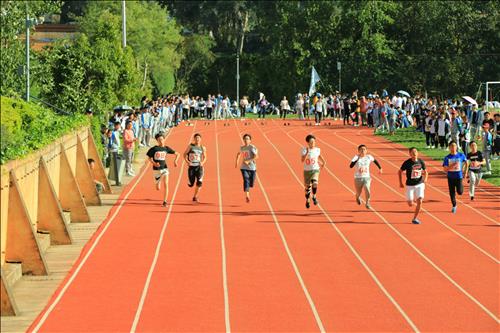 “运动，彰显职教学子风采”——官渡区职业高级中学2018年冬季运动会正在进行式