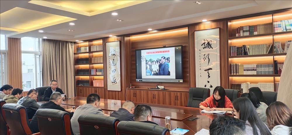 学习身边模范，争做“四有好老师”--官渡职业高级中学党日活动