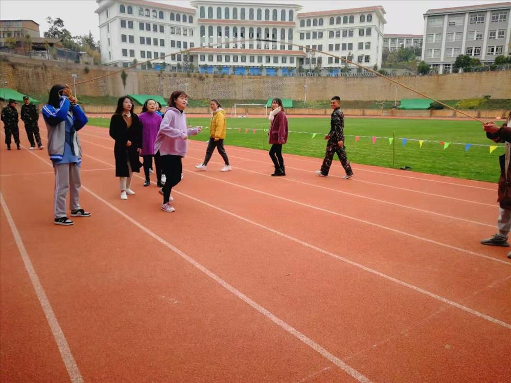 活动展青春  跳绳促凝聚  团结生希望