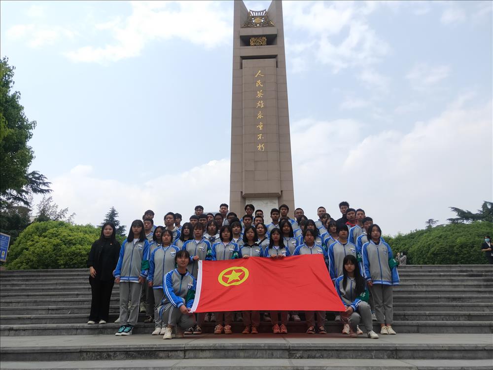 扣好人生第一粒扣子·传承红色基因  ——我校组织清明祭英烈活动暨4月志愿者活动