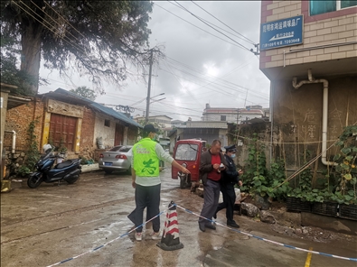 党员志愿者进社区 双服务奉献暖人心 ——昆明市官渡区职业高级中学党支部开展双服务活动