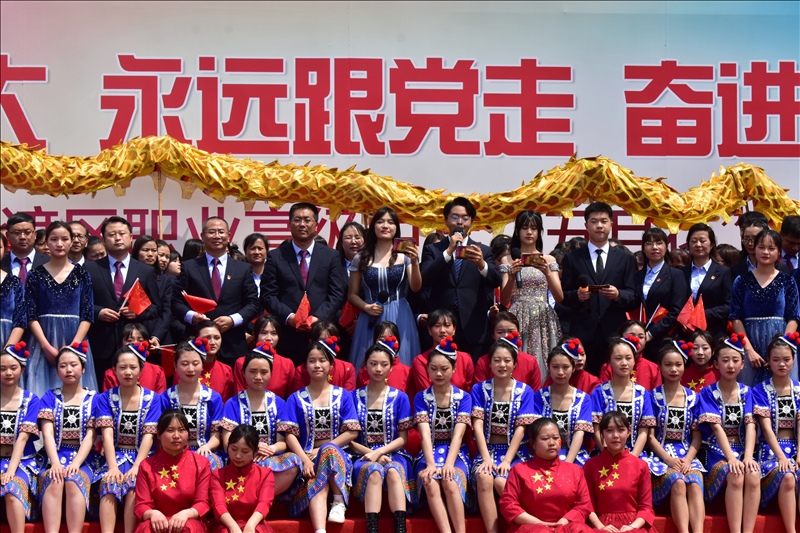 “喜迎二十大，永远跟党走，奋进新征程” ——昆明市官渡区职业高级中学2022年 五月花艺术节合唱比赛圆满落幕
