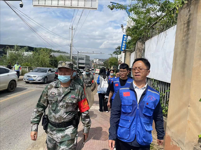 站好党员护学岗，护航安全回家路