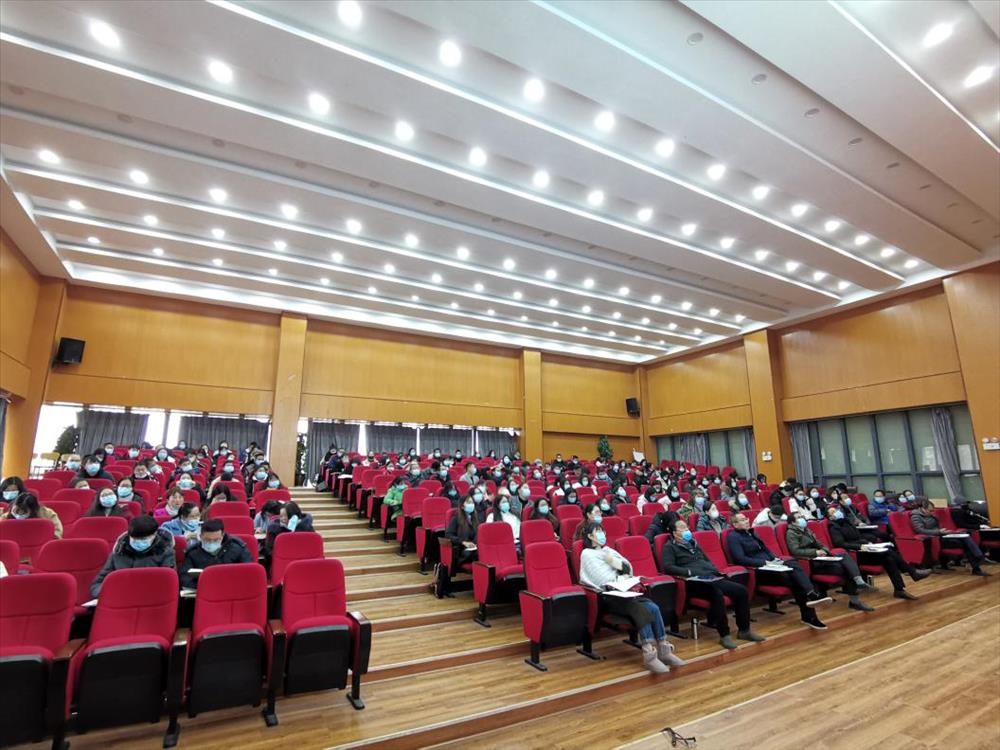 传承教育梦想，跨越时代成长——记官渡区第二届青年教师成长论坛学习