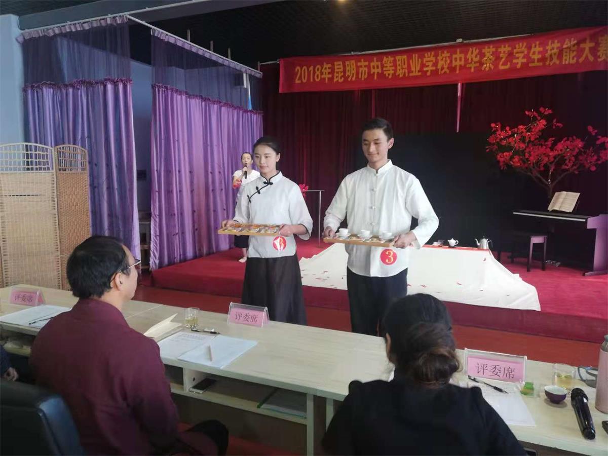 1542362667926027.jpg 给评委奉茶.jpg