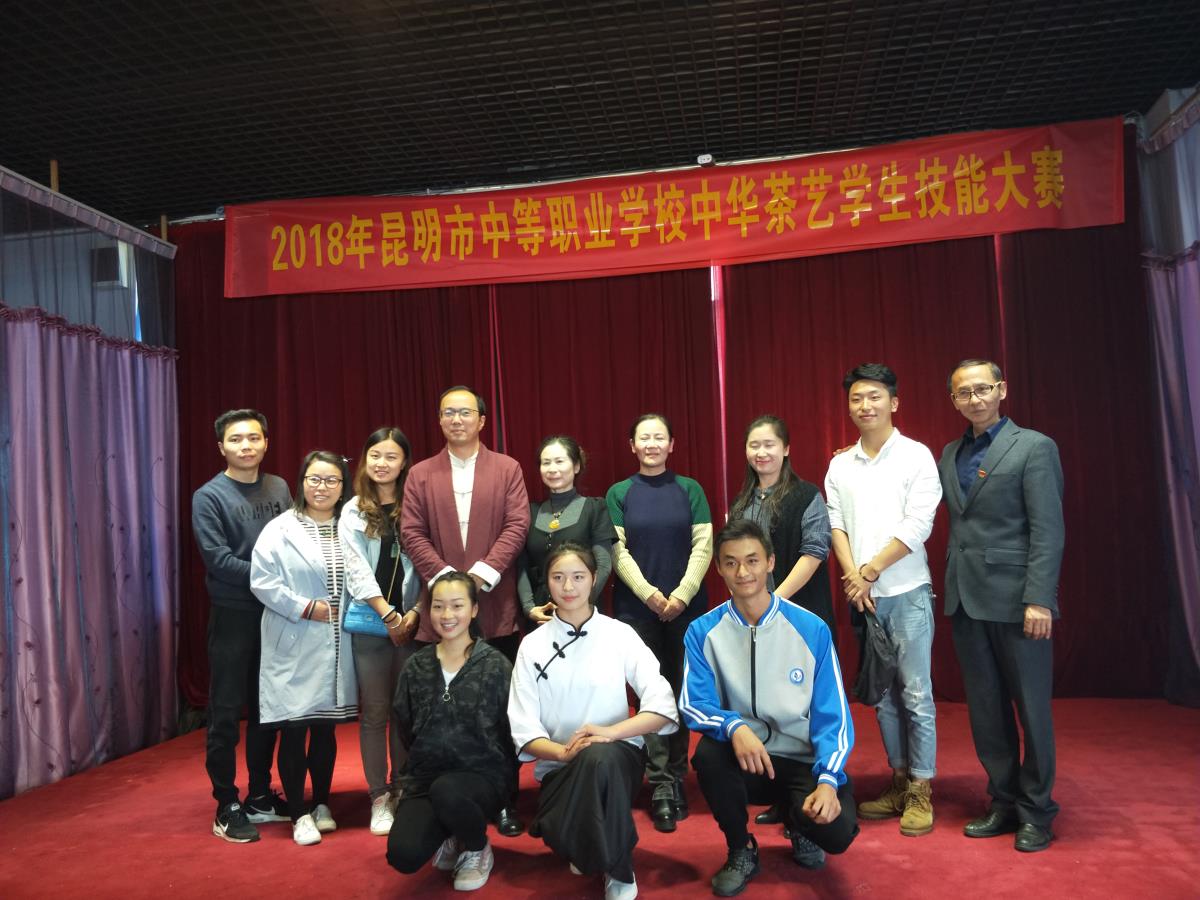 1542362670756357.jpg 与评委合影.jpg