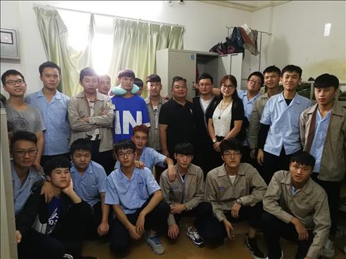 深入宿舍看望学生 (1).jpg