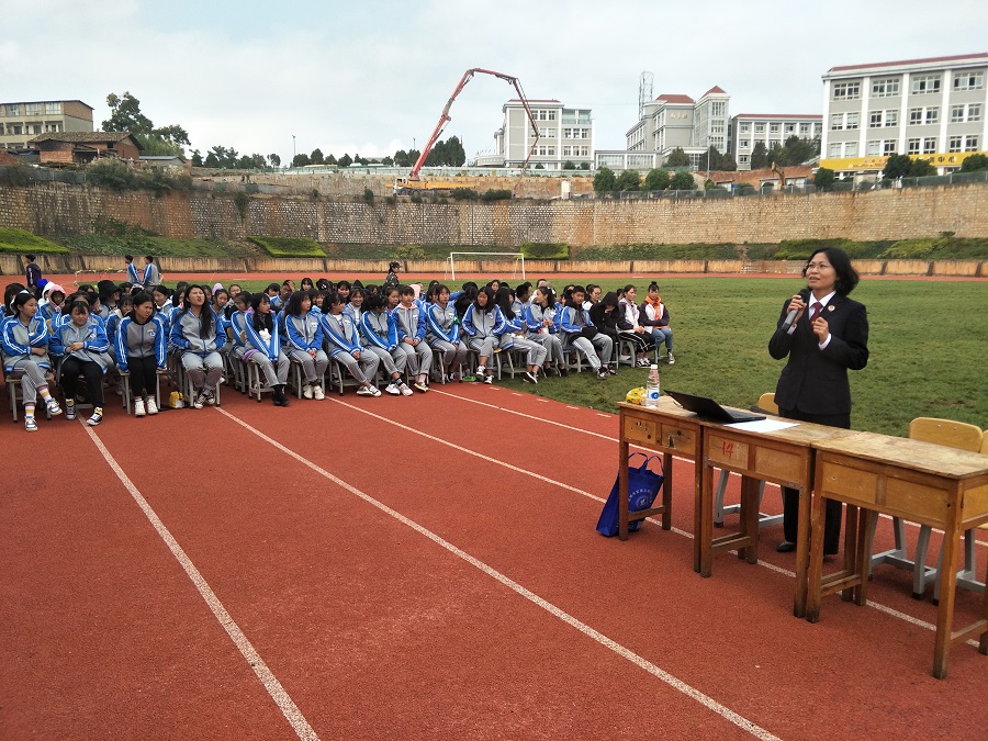 法制进校园 安全伴我行——我校举行“法制宣传进校园”活动图片3.jpg