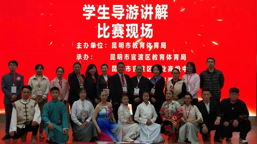 4 评委与选手、指导教师合影.JPG