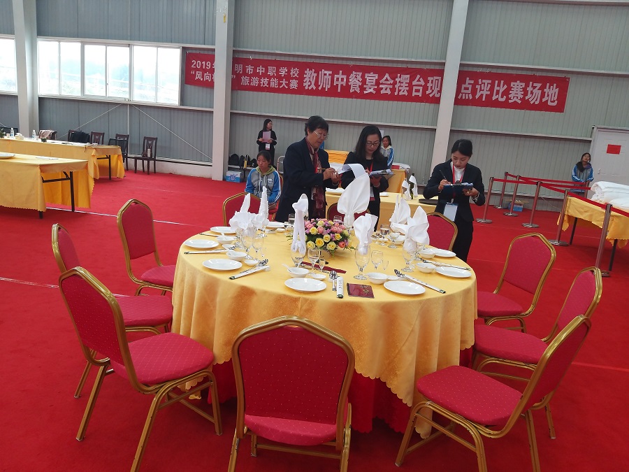 中餐宴会摆台图片4.jpg