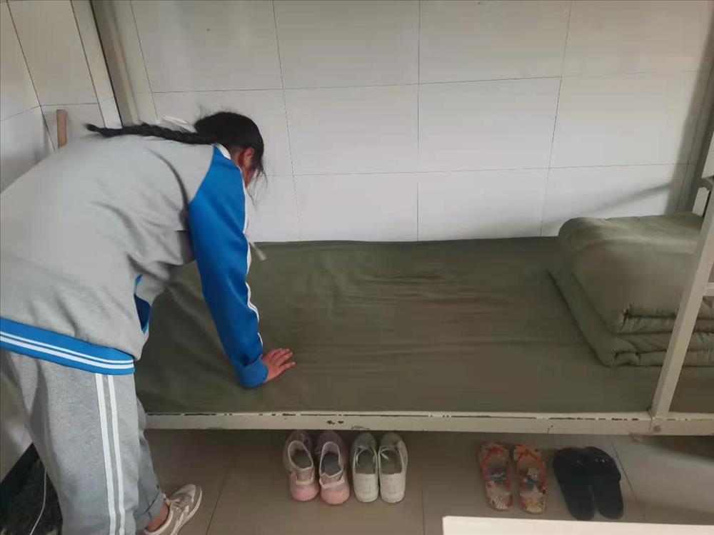 学生整理宿舍床铺.jpg