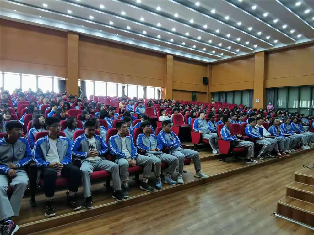 1.高二全体师生参加讲座.jpg
